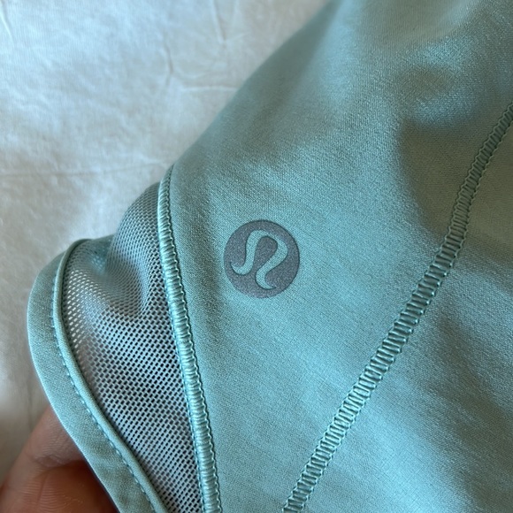 Lululemon Hotty Hot LR (low rise) Short 4" SIZE 4 HAZY JADE (DISCONTINUED COLOR) - Picture 4 of 7